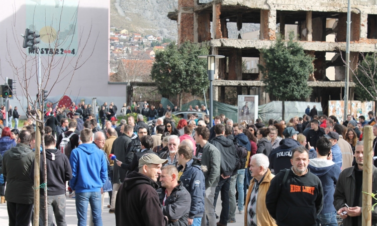 Pedesetak demonstranata na Španskom trgu u Mostaru