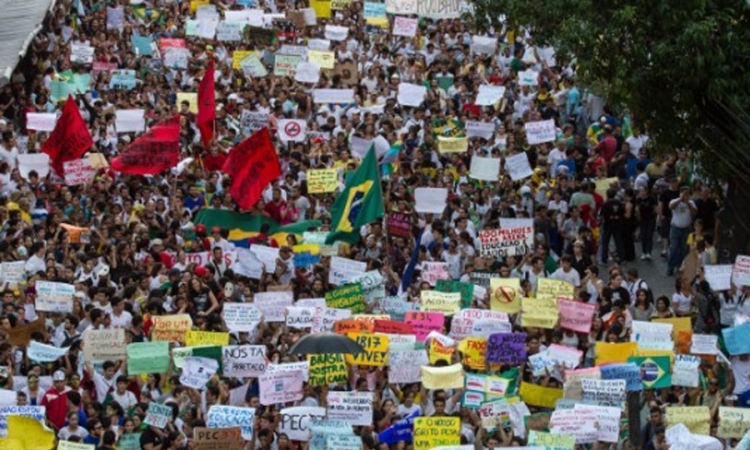 Policija suzavcem i gumenim mecima rastjerala demonstrante u Brazilu