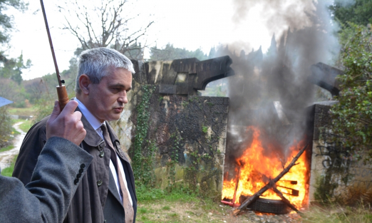 Zapaljen ulaz na Partizanski spomenik u Mostaru