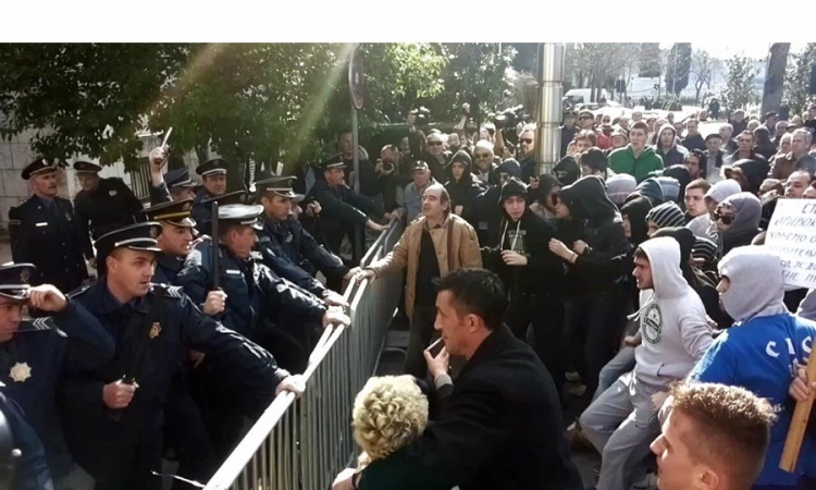 Privedeno 20 demonstranata u Podgorici