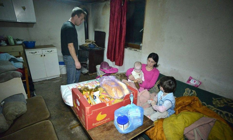 Sa dvije kćerke žive u četiri kvadrata
