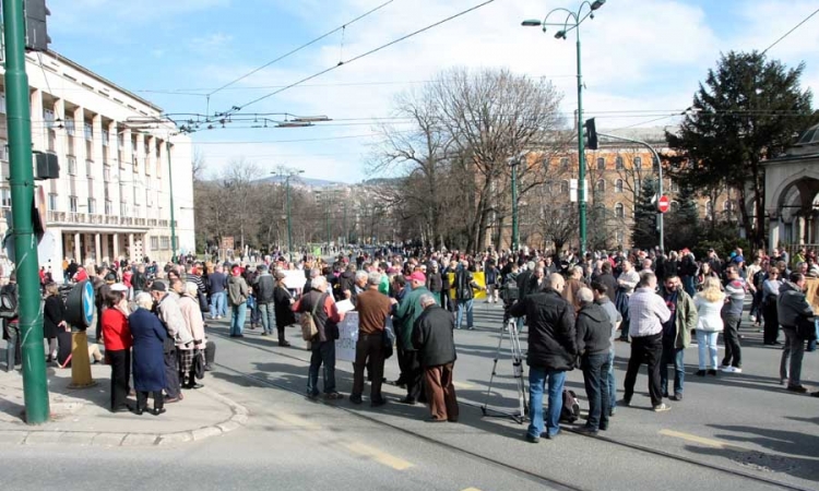 Šolaja: Protesti politički usmjereni prema oba entiteta