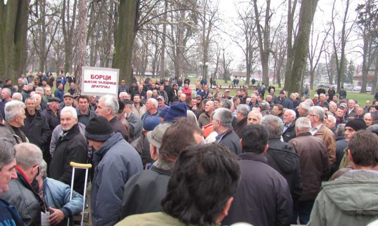 "Postrojavanje nezadovoljnih" radi ostavke Ćurguza