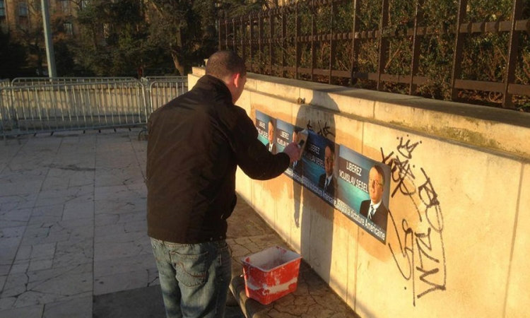 Ajfelov toranj oblijepljen Šešeljevim plakatima