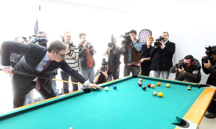 Vučić za bilijarskim stolom