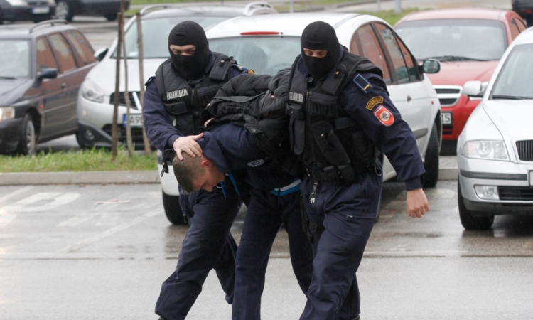 U majku i sina ispucali 30 metaka