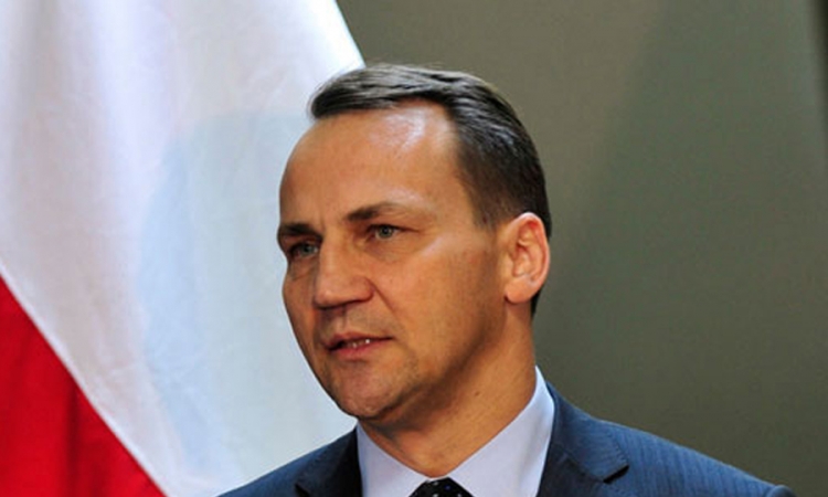 Sikorski demonstrantima: Potpišite ili ste mrtvi
