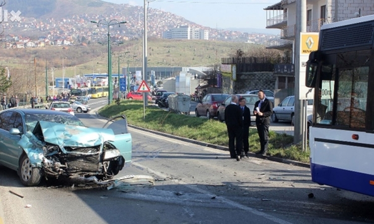 Četiri osobe povrijeđene u sudaru automobila i autobusa