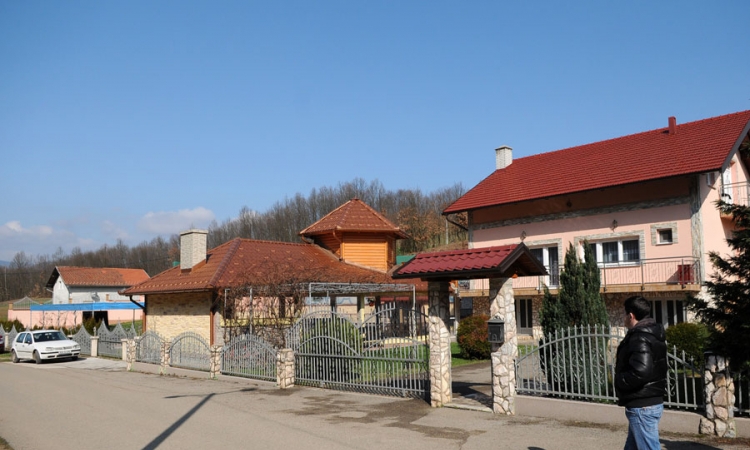Upucao retrivera braneći ovce