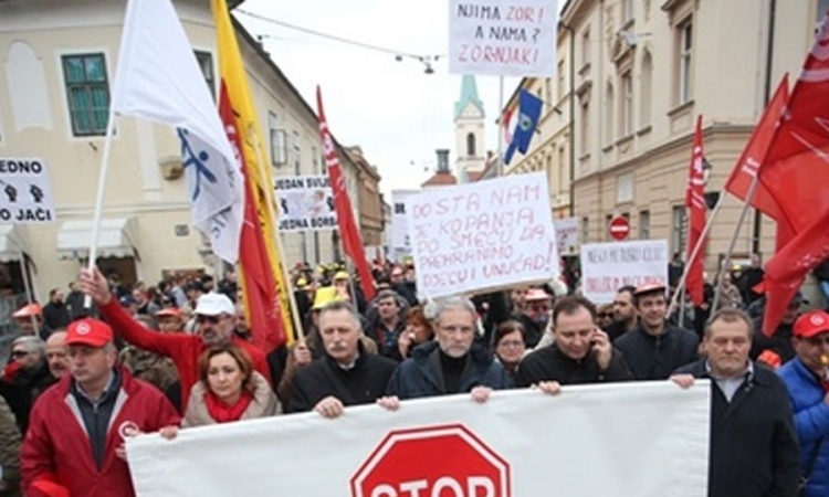 Sindikalci i opozicija napustili Sabor, protesti na Markovom trgu
