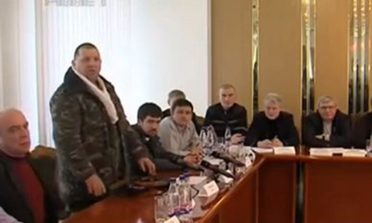 Ukrajinski ultranacionalista sa puškom u parlamentu, šamara činovnike