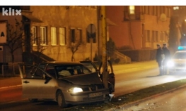 Vozač teško povrijeđen nakon udara u rasvjetni stub u Tuzli