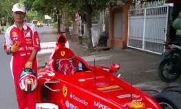 Napravio Ferarijev F1 bolid za vožnju po selu