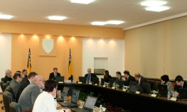 Plata direktora u FBiH i upola manja