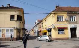 Mladići u Banjaluci napali policajce i polupali im vozilo
