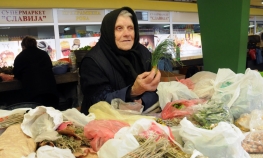 Starica na pijaci prodaje 80 godina