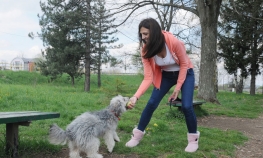 Banjalučanka Danijela Jović šeta pse za pet maraka