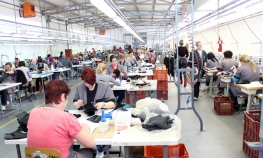 U fabrici "Veneto šuz" iz Dervente  žene brinu za kvalitet