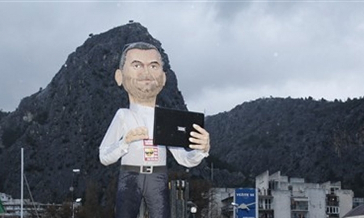 Na maškarama spaljena lutka sa likom novinara