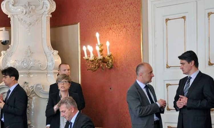 Državnim službenicima u Hrvatskoj smanjene plate