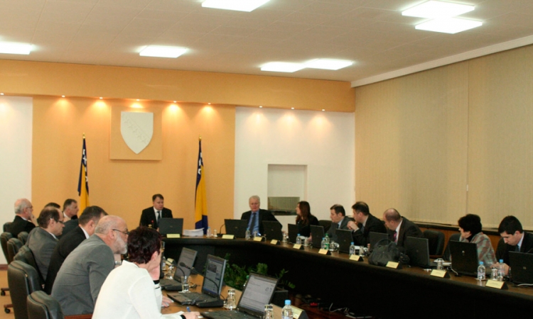 Plata direktora u FBiH i upola manja