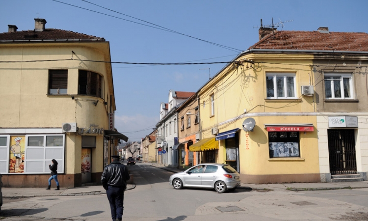 Mladići u Banjaluci napali policajce i polupali im vozilo