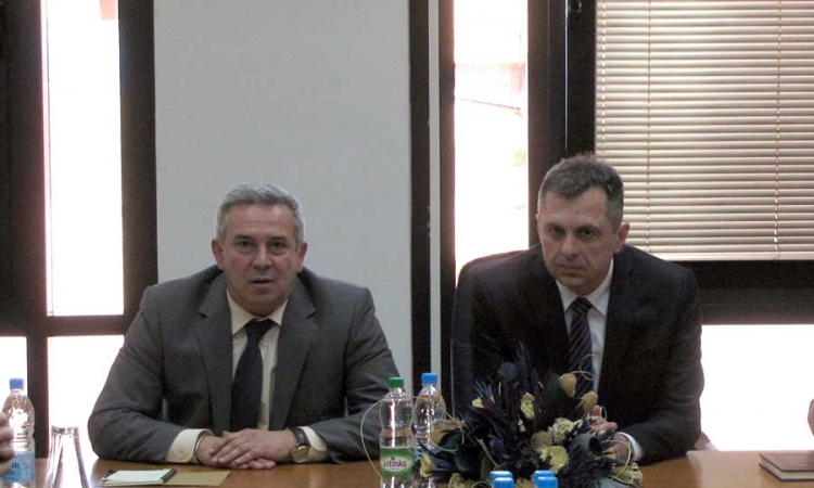 Adaptirati 15, korigovati 9 udžbenika