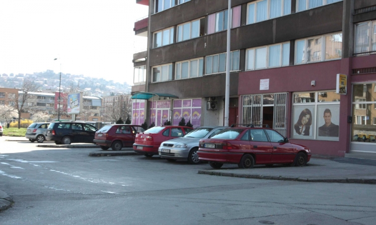 Ispalio rafal na kafić i ranio tri osobe