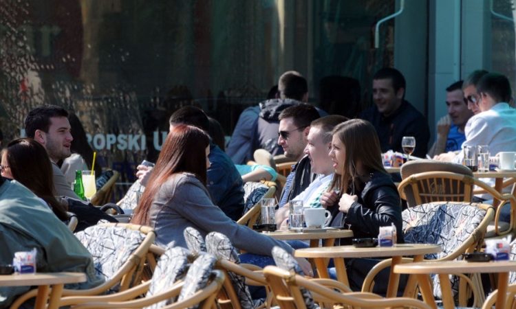 Sunce napunilo bašte kafića