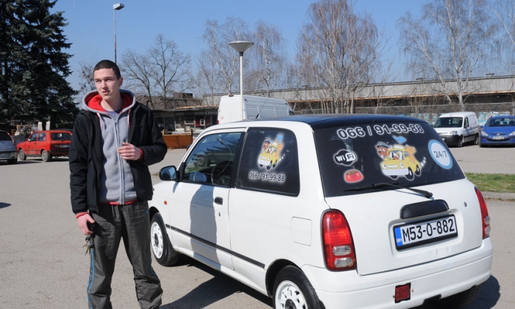 Banjalučanin Benja Božanić vozi taksi za kućne ljubimce