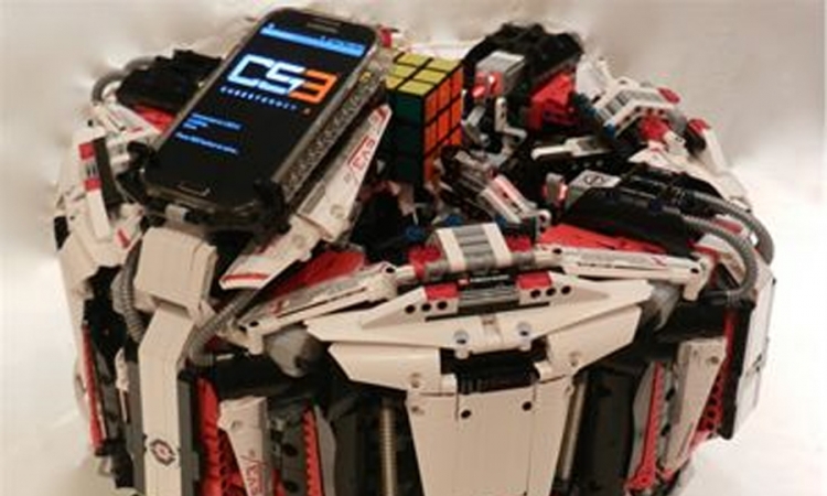 Robot za rekord u rješavanju Rubikove kocke