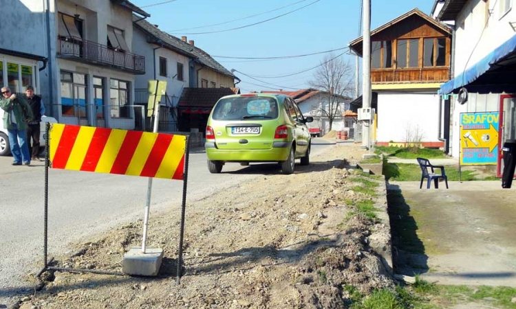 Nastavljena izgradnja trotoara u Petrovu