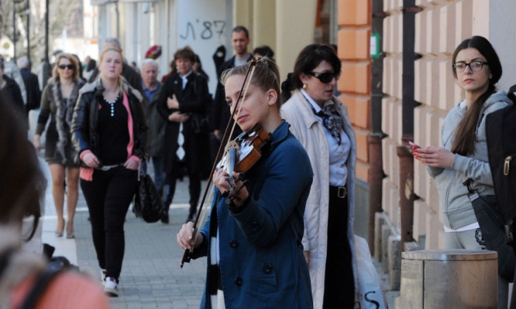 Violinom zarađuje za školovanje