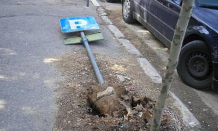 Vandali uništavaju saobraćajne znakove u Banjaluci