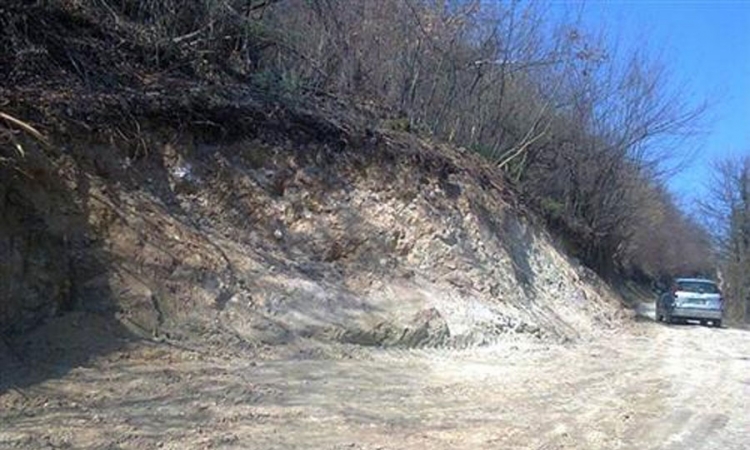 Uklonjena stijena koja je prijetila kućama