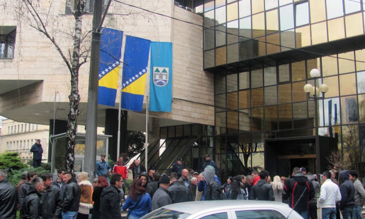 Ispred parlamenta poljoprivrednici čekaju odluku Odbora za poljoprivredu