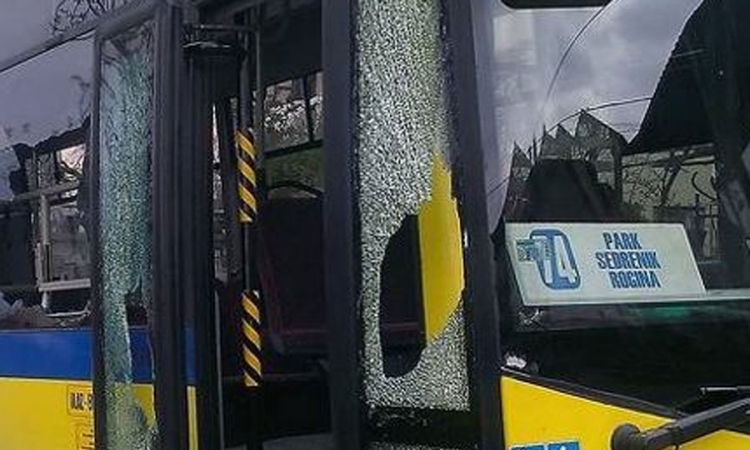 Vozač automobila polupao stakla na GRAS-ovom kombiju i pobjegao