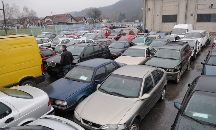 Ne nazire se rješenje za vozila koja godinama trunu u skladištima