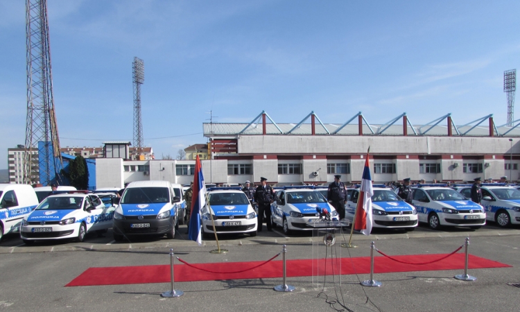 Dodik uručio ključeve za 200 policijskih automobila