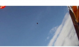 Padobranca umalo da udari meteorit