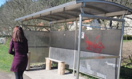 Putnici sami napravili klupu na autobuskom stajalištu