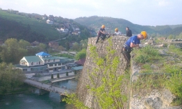 Ekstremni sportisti čiste zarasli korov