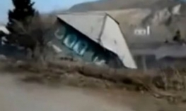 Rupa progutala kuću u sekundi, žena jedva spasila svoje dijete