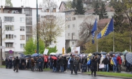 Demonstranti blokirali saobraćaj ispred zgrade Vlade FBiH