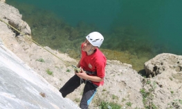 Mostarci čiste zidine Starog mosta od biljnog rastinja