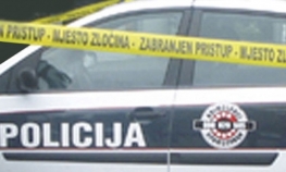 Pronađeno dva kilograma baruta, oružje i droga