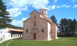 Grafiti UČK ispisani na kapiji Manastira Visoki Dečani