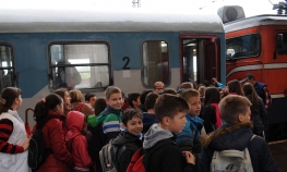 Osnovci uživali u putovanju vozom