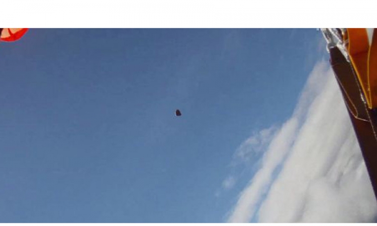 Padobranca umalo da udari meteorit