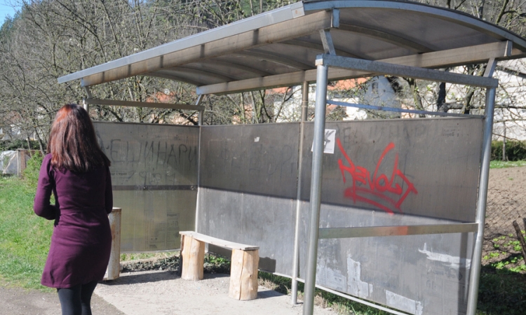 Putnici sami napravili klupu na autobuskom stajalištu